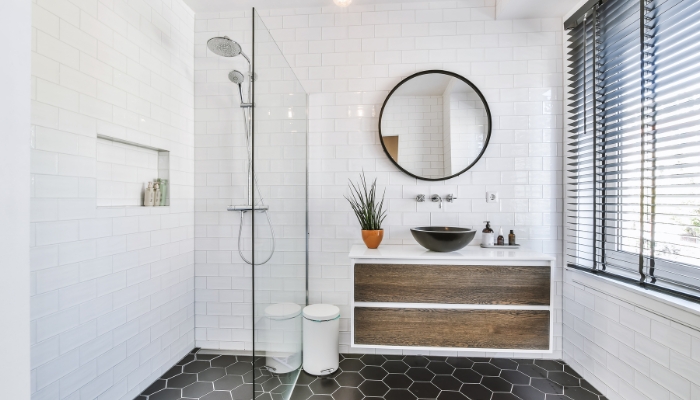 Cómo combinar el espejo con el estilo de tu baño
